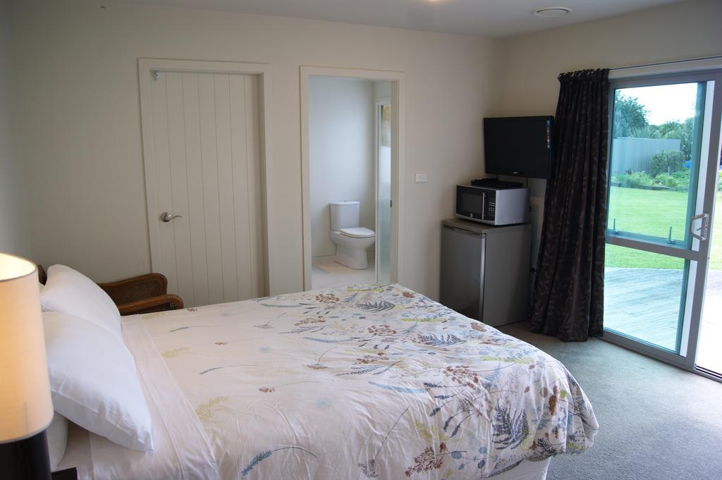 Waihi Beach Getaway-Studio, Ensuite & Private Deck Bagian luar foto
